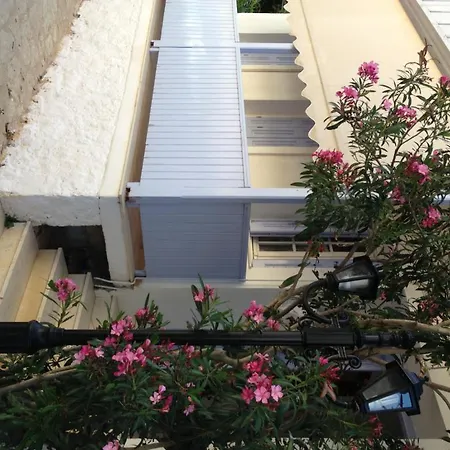 康斯坦蒂娜旅馆 * Áyios Nikítas